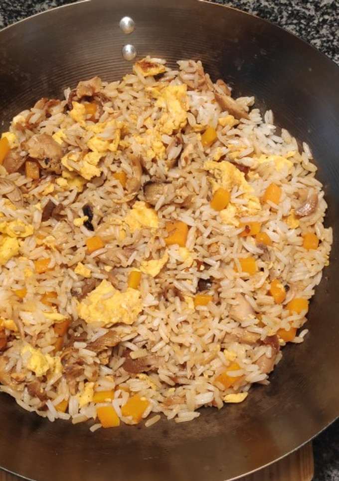 Una foto de Wok de arroz frito con sobras de pollo