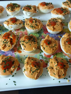 Una foto de Huevos rellenos de atún y pimientos del piquillo