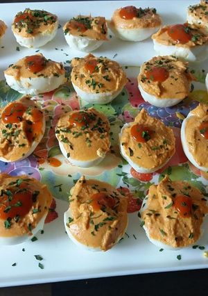 Una foto de Huevos rellenos de atún y pimientos del piquillo