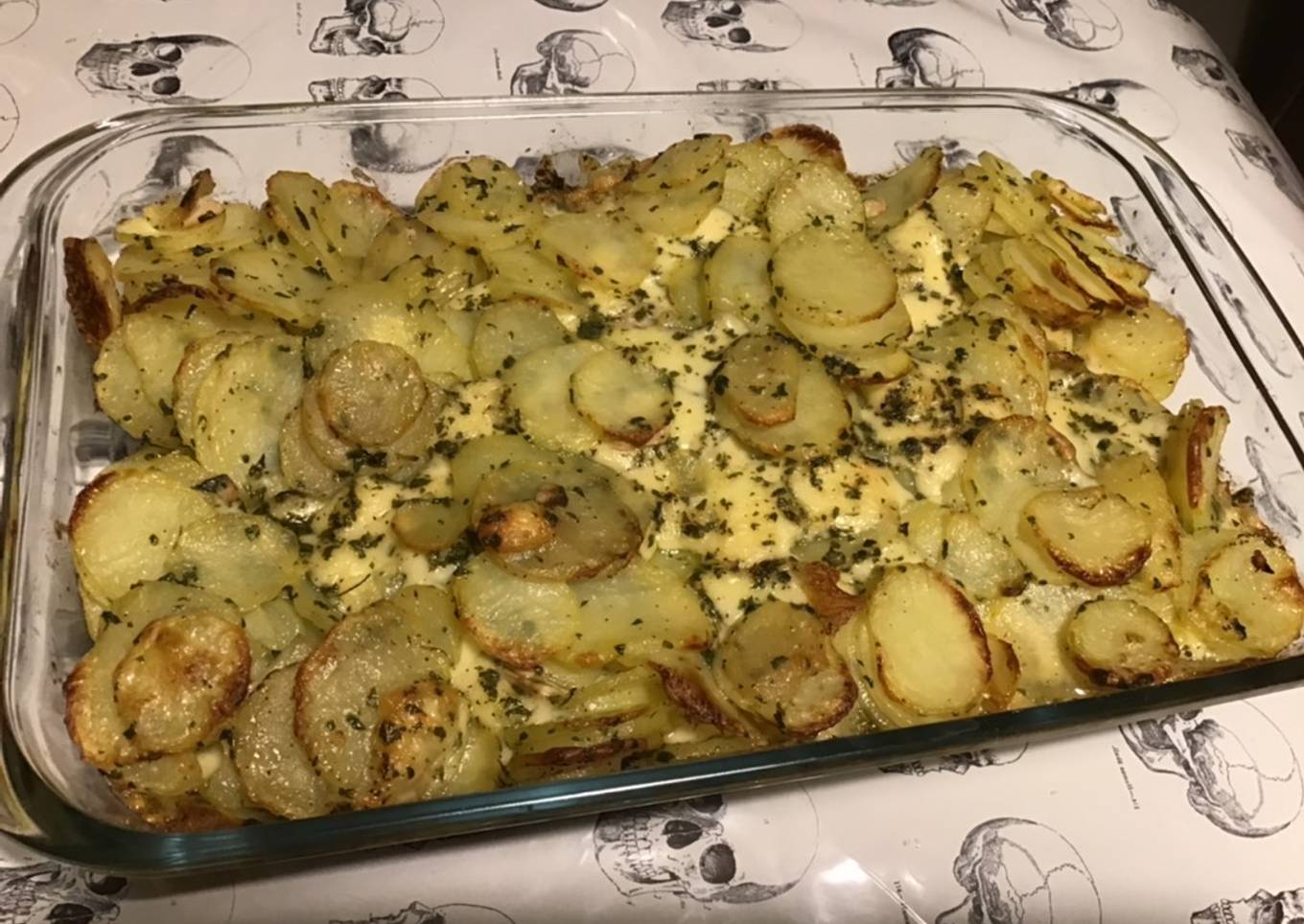 Gratin de pommes de terre façon truffade à la tome fraîche,ail mariné et persil