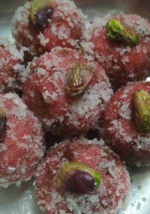 गुलकंद लाडू (gulkand ladoo recipe in marathi) रेसिपी चे मुख्य फोटो 