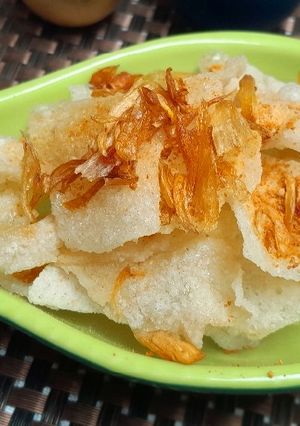 Hình của món Mì lá tươi chiên giòn lắc hành phi.