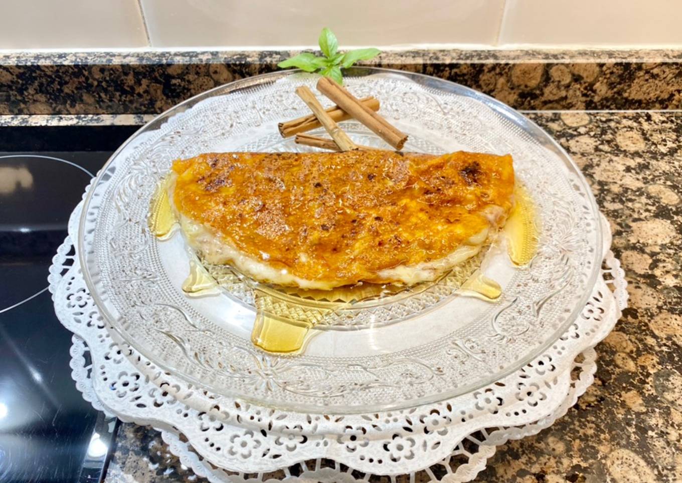 Crepes de queso, plátano, canela y miel