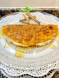 Una foto de Crepes de queso, plátano, canela y miel