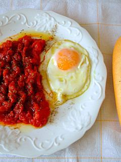 Una foto de Tomates Daniela confitados con huevos fritosa la tapa