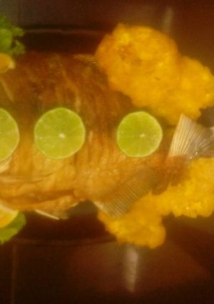 Una foto de Cachama frita al ajo