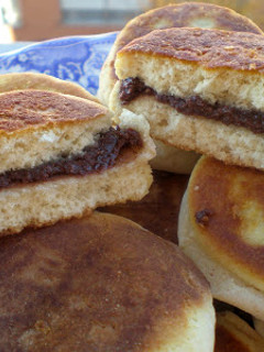 Una foto de Bollitos rellenos de nutella casera sin azúcar, en sartén