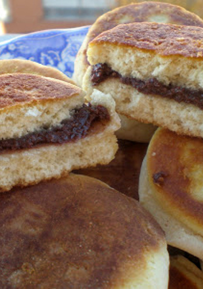 Una foto de Bollitos rellenos de nutella casera sin azúcar, en sartén