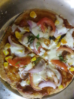 पिज़्ज़ा बिना यीस्ट (Pizza bina yeast recipe in Hindi) रेसिपी मुख्य फोटो