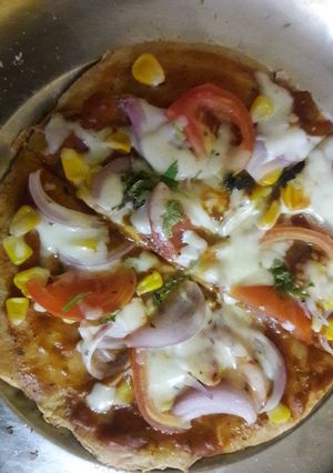 पिज़्ज़ा बिना यीस्ट (Pizza bina yeast recipe in Hindi) रेसिपी मुख्य फोटो