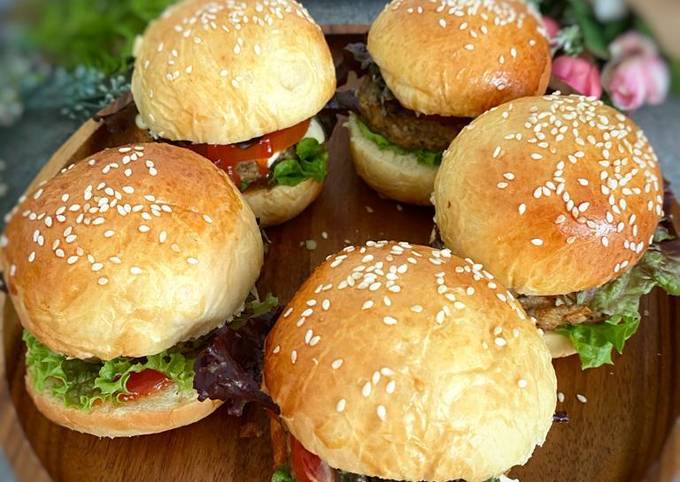 Bagaimana cara membuat Burger dengan patty kulit pisang  nagih banget