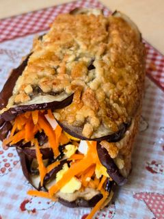 Una foto de Roll de berenjena y queso 🍆🧀relleno de zanahoria y huevo 🥕 🥚 o lo que gustes 🌯 Rollo sano y veggie