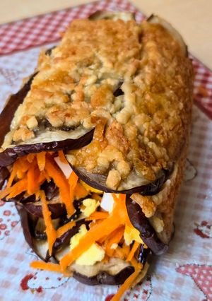 Una foto de Roll de berenjena y queso 🍆🧀relleno de zanahoria y huevo 🥕 🥚 o lo que gustes 🌯 Rollo sano y veggie
