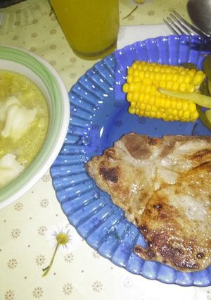 Una foto de Costeletas de cerdo a la placha y una rica sopa de vegetales 😊