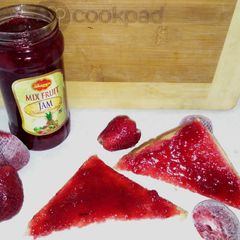 A picture of 2 ingredients strawberry jam.