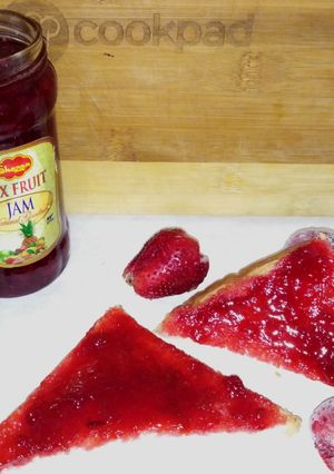 A picture of 2 ingredients strawberry jam.