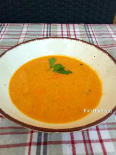 Una foto de Crema de gambas y almendra