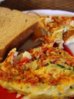 Una foto de Tortilla de vegetales y jamón