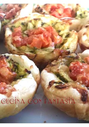 Foto di Barchette di sfoglia con zucchine, zenzero e pomodori