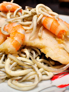 Una foto de Merluza con gulas y langostinos