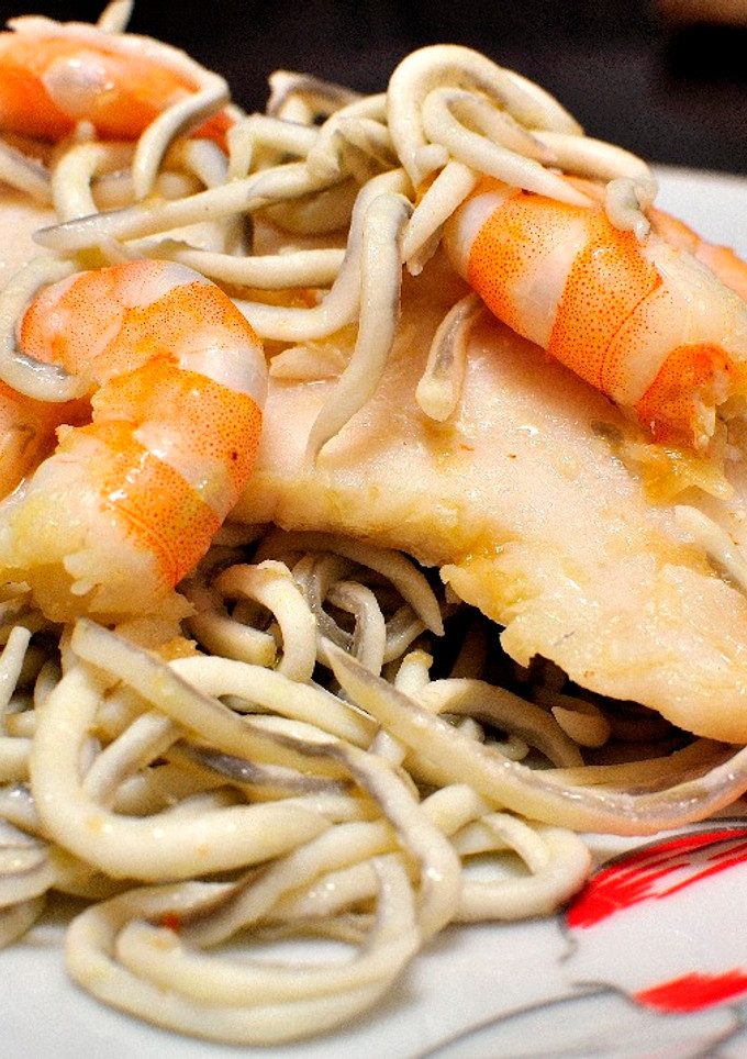 Una foto de Merluza con gulas y langostinos