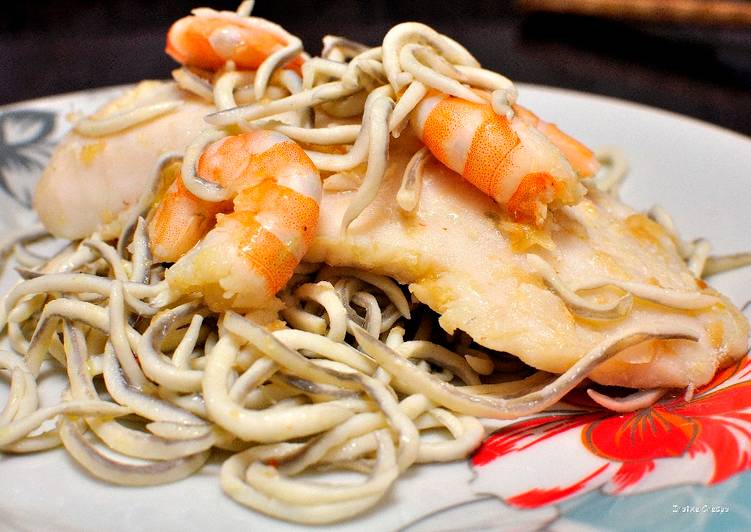 Merluza con gulas y langostinos