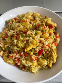 Una foto de Pollo al curry con arroz