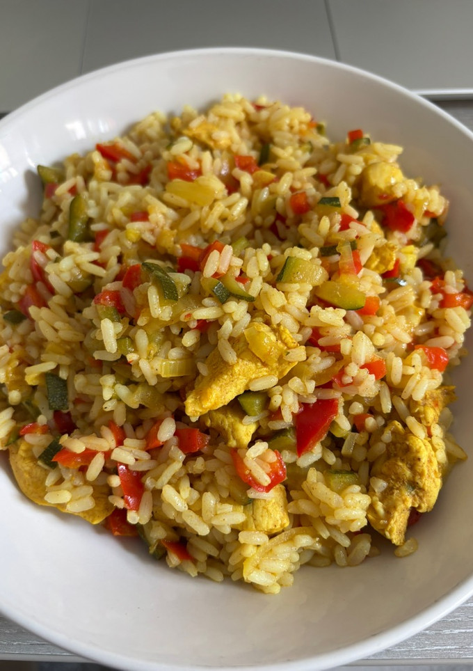 Una foto de Pollo al curry con arroz