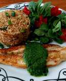 Filete de pescado con pesto de cilantro y arroz frito