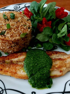 Una foto de Filete de pescado con pesto de cilantro y arroz frito