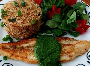 Una foto de Filete de pescado con pesto de cilantro y arroz frito