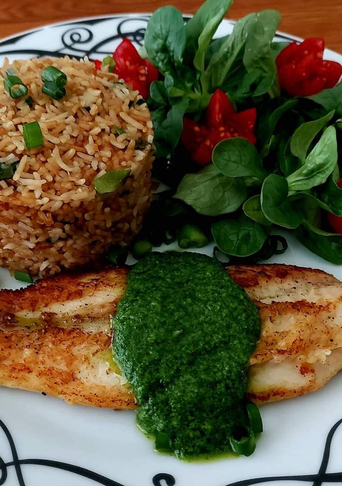 Una foto de Filete de pescado con pesto de cilantro y arroz frito