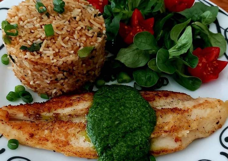 Filete de pescado con pesto de cilantro y arroz frito