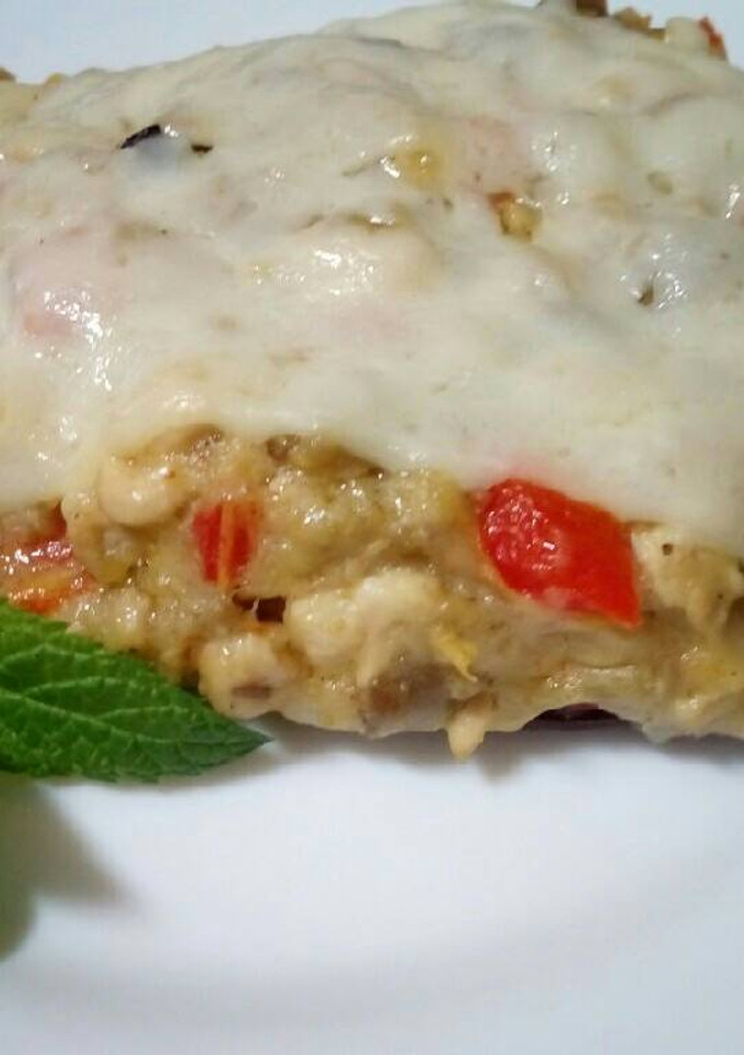 Una foto de Berenjena rellena de pollo y bechamel