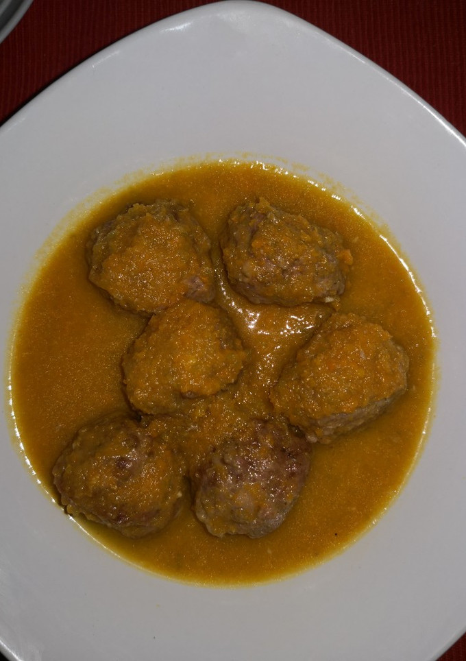 Una foto de Albóndigas al horno en salsa de zanahorias