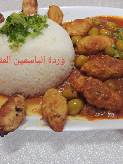 صورة لوصفة ارز بكفتة الدجاج وصوص حمراء بالزيتون