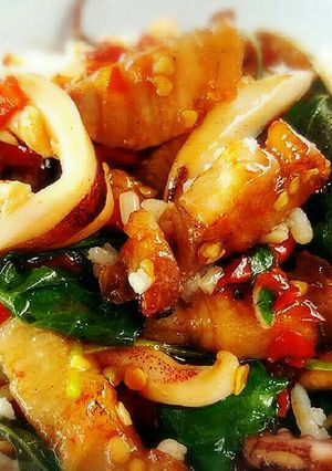 รูปของ ข้าวกะเพราหมึกหมูกรอบ