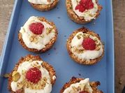 Une photo de tarte pistache fruits rouges