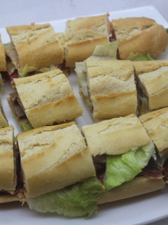 Una foto de Cenando minibocadillos variados