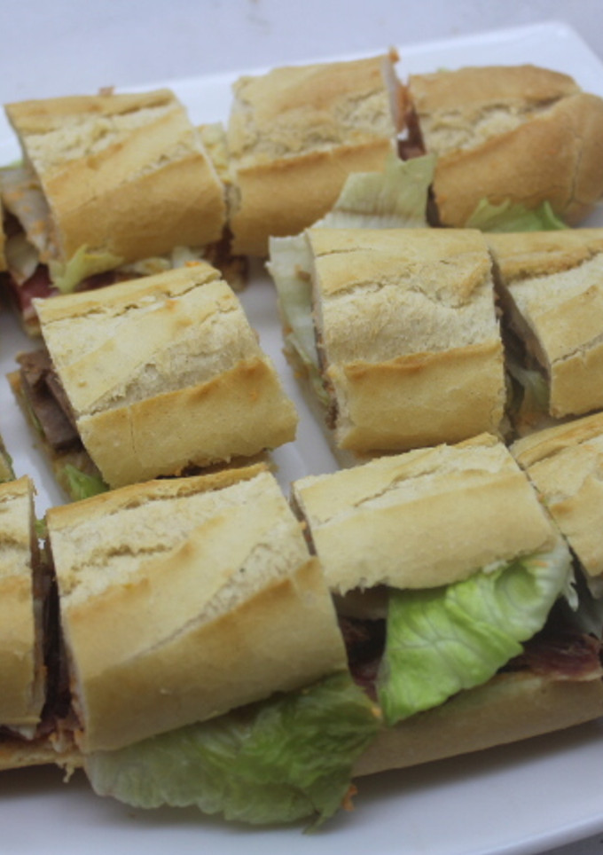 Una foto de Cenando minibocadillos variados
