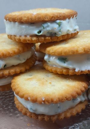 Una foto de 🏆🍪 Alfajorcitos Mundialeros de Rex, Queso Crema y Ciboulette
