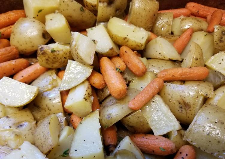 Steps to Prepare Perfect Oven-roasted Potatoes and Carrots with Thyme