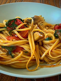 Una foto de Tallarines con champiñones y tomates cherry