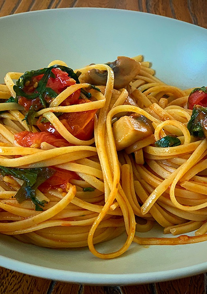 Una foto de Tallarines con champiñones y tomates cherry