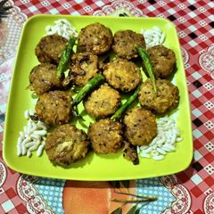 A picture of Odisha snack Mudhi Bara.