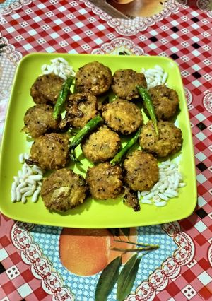 A picture of Odisha snack Mudhi Bara.