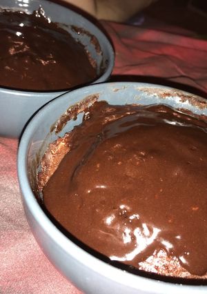 Csokis, málnás mikrós süti, csoki krémmel a tetején 🍫 recept fotója