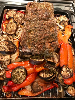 Una foto de Bife de chorizo al horno con morrón, berenjena y cebolla! Un manjar 😋