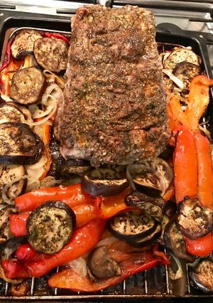 Una foto de Bife de chorizo al horno con morrón, berenjena y cebolla! Un manjar 😋