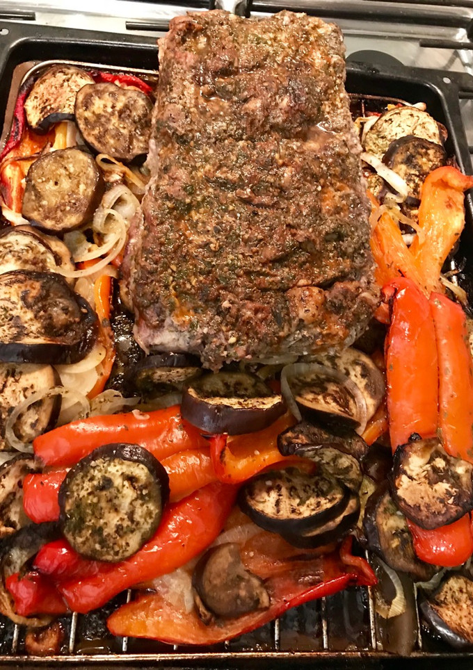 Una foto de Bife de chorizo al horno con morrón, berenjena y cebolla! Un manjar 😋